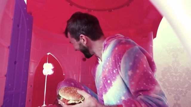 Sasha y Max fingen jugar con un globo alienígena gigante