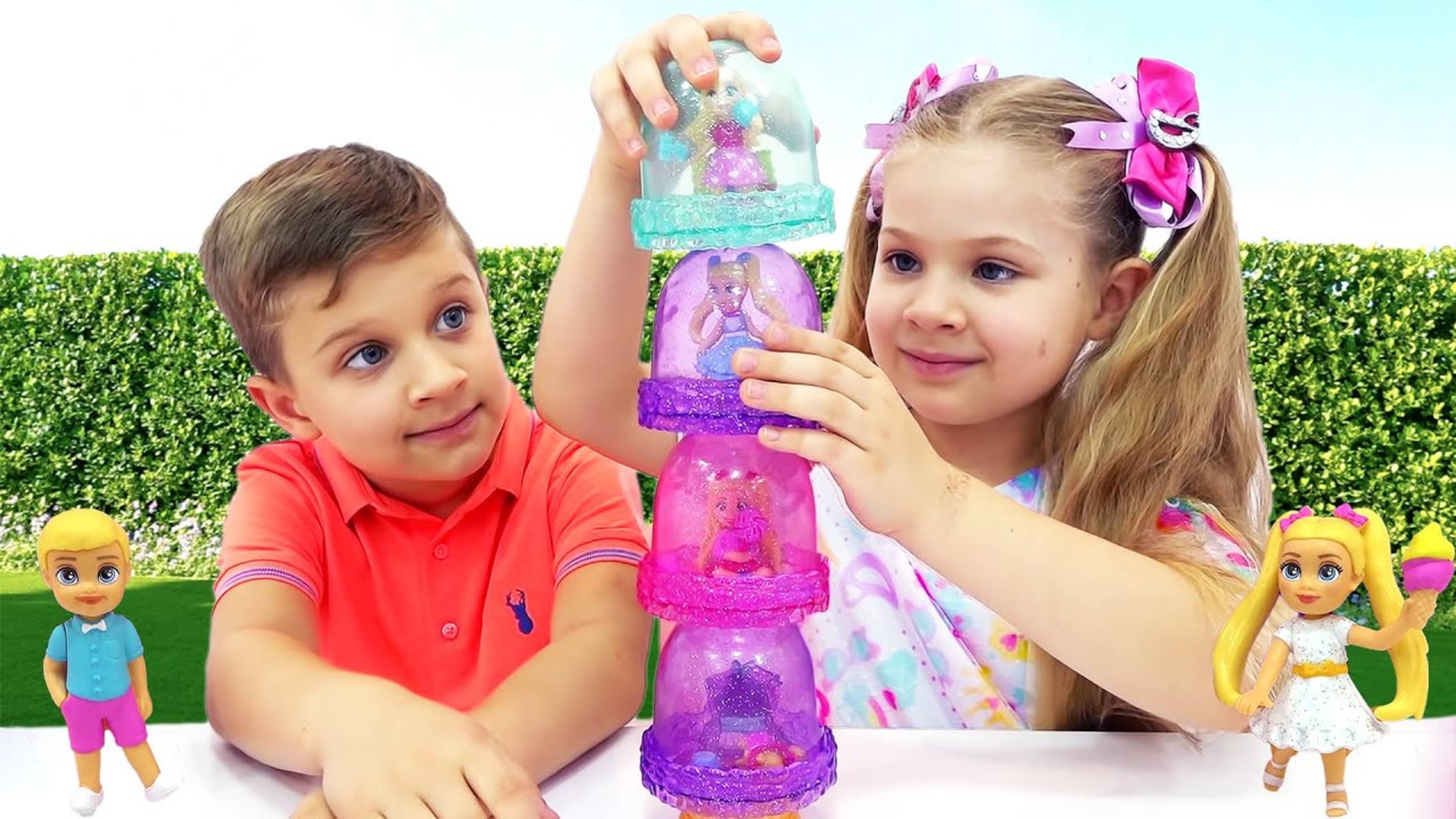 Рома играет с игрушками для исследования