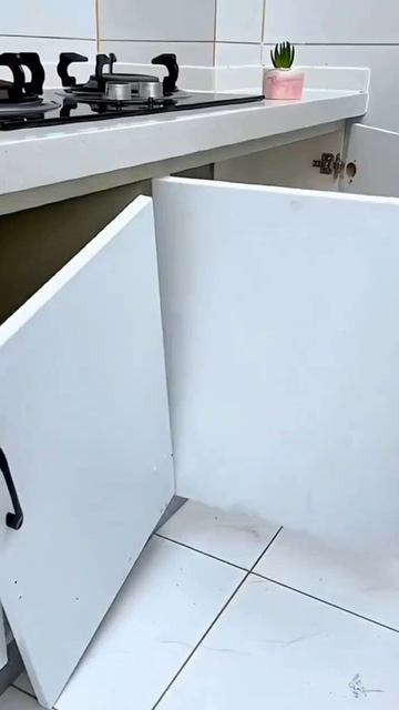 Ремонт дверцы шкафа, если вырвало петлю