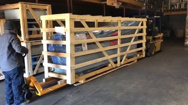 Boshco-Dustek Unloading a AURIGA Holz-Her Edgebander