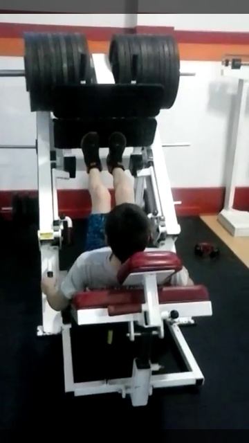 11 year old Kid leg presses 1500 pounds