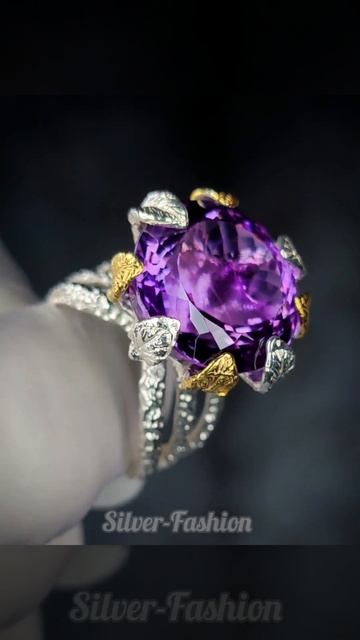 СЕРЕБРЯНОЕ ПОЗОЛОЧЕННОЕ КОЛЬЦО РУЧНОЙ РАБОТЫ С НАТУРАЛЬНЫМ АМЕТИСТОМ.