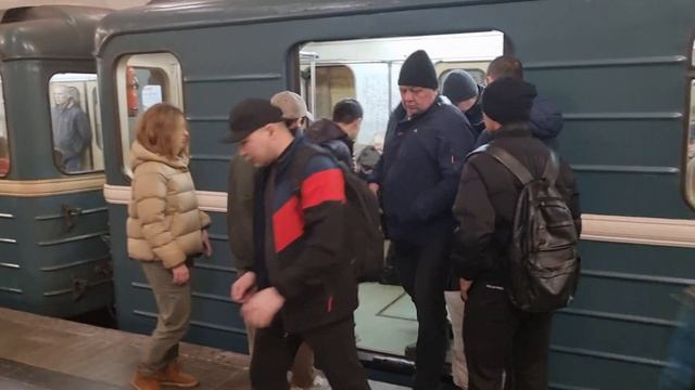81-717/714.5М, до Коммунарки, на станции Библиотека им. Ленина.