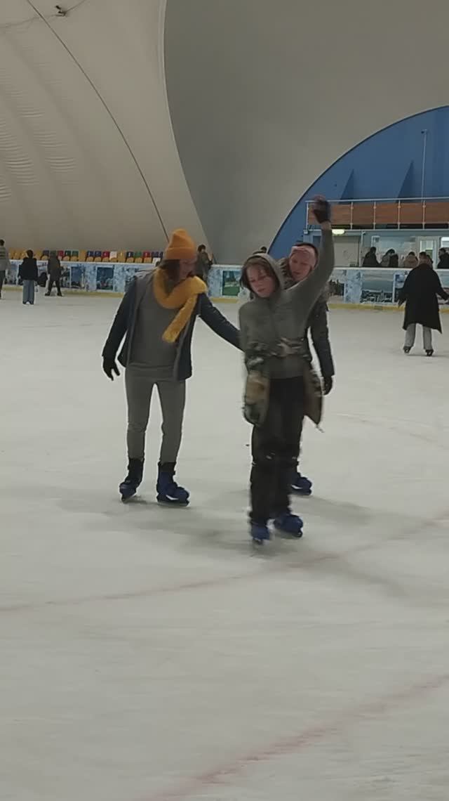 Впервые в жизни на коньках ❄️⛸️#спорт #каток #sports