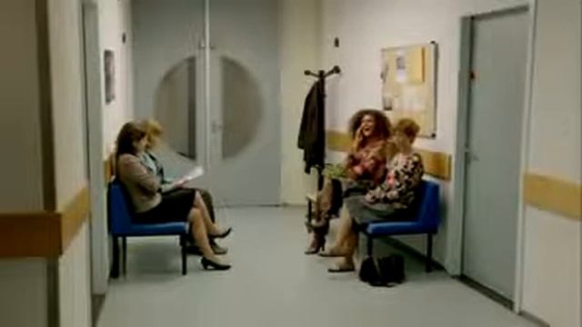 Почему не стоит разговаривать по телефону в людных местах