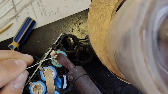 Простейший ремонт аккумулятора шуруповерта. The simplest repair of a screwdriver battery.