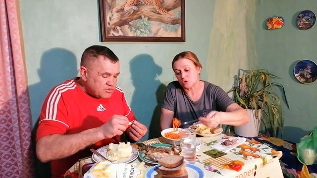 Удачно я присел. Приходиться разжевывать. Жизнь в деревне
