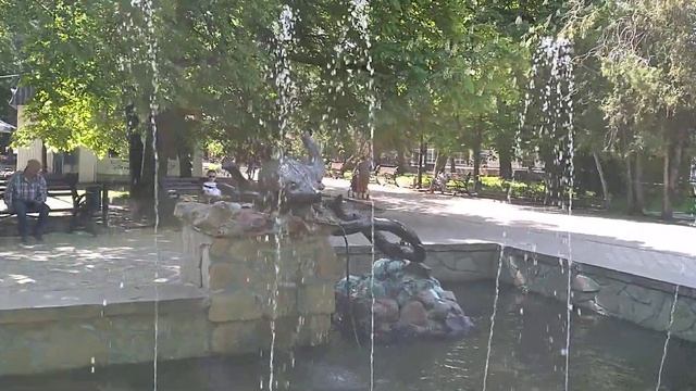 Первый раз вижу в Липках, работающий фонтан с рыбой   15 мая 21