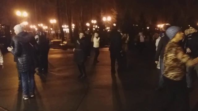 Харьков, танцы в парке; "И покинет отчий дом ученик науки!"