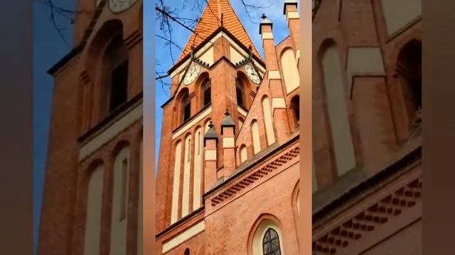 Часы из 4-х циферблатов с боем в один колокол на отреставрированной кирхе Адальберта в Калининграде
