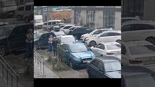 Две женщины подрались из-за узкой дороги в Краснодаре