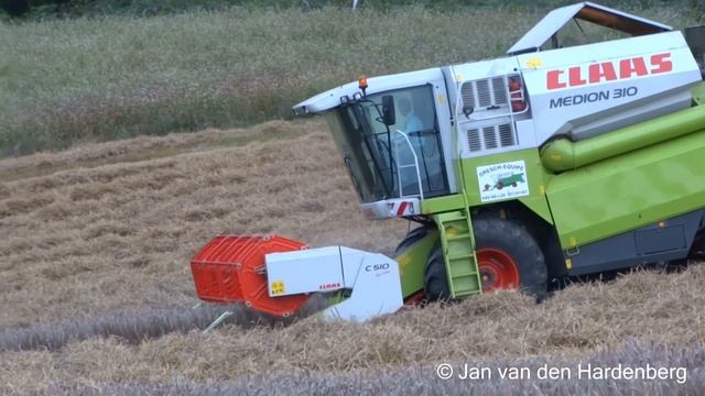 Claas Medion 310 | Harvesting Grain | Graan dorsen | Burg Reuland | Luik | België. | 2014.