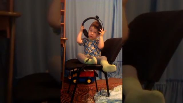 поёт песню хатуба