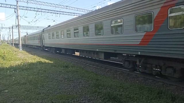 Электровоз ЭП1М-563 с пассажирским поездом Архангельск- Новороссийск 188Я прибывает на станцию