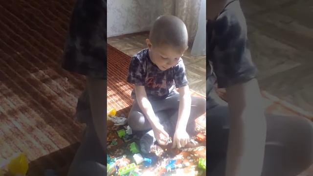 Тема делает Лего роботов