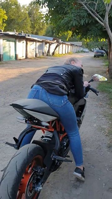 Села на новый мотоцикл