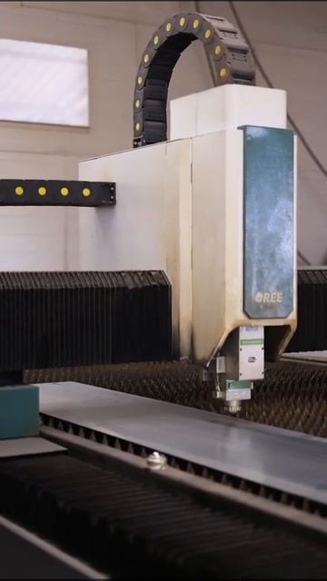 Работает станок.