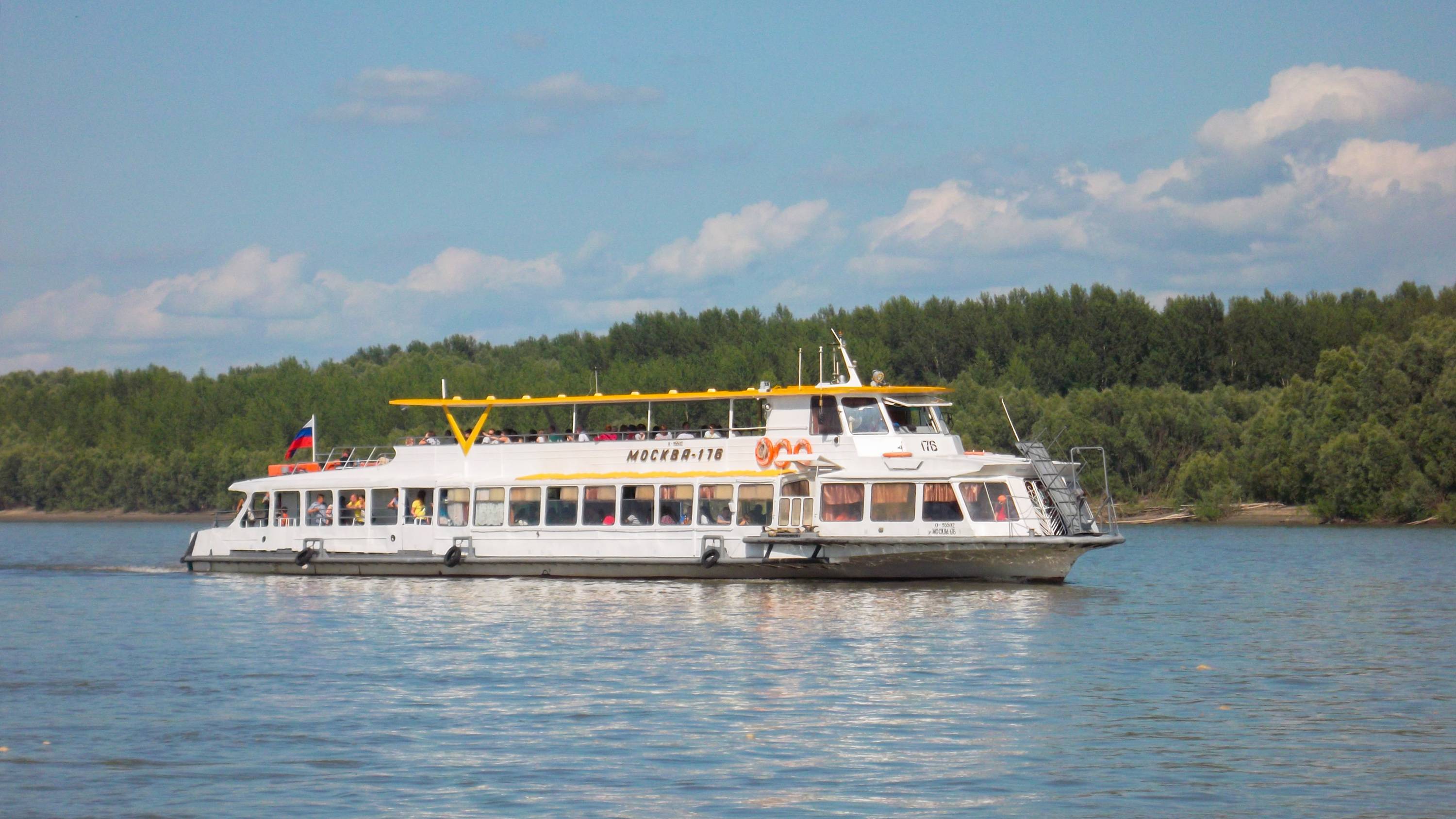 Теплоход Москва-176
