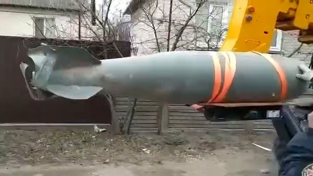 Чернигов из жилого дома достают снаряд весом 500 кг