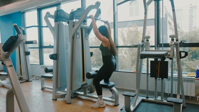 Тяга вертикального блока в фитнес клубе Super Gym