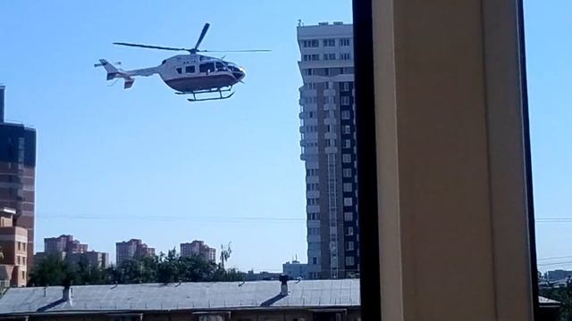 Приземление вертолета на аллей возле школы 806.