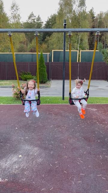 Подружки хахатушки 👧🏻 👧🏻  #2года6месяцев #шортс #shorts