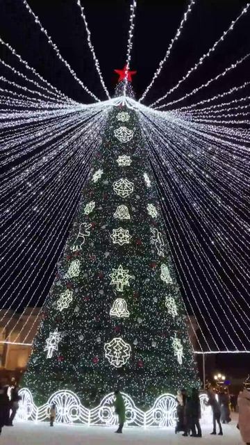 Тюмень главная елка 25м встроенное освещение, шатер, оформление в стиле "Игрушки Сибири"