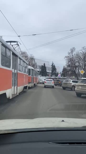 Сегодня утром мелкое ДТП у Дома советов парализовало трамвайное движение более чем на час.  Сейчас у