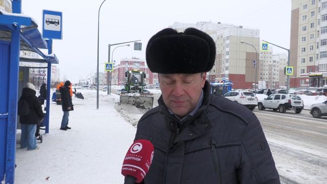 Малогабаритная беспилотная машина легко справляется с уборкой снега