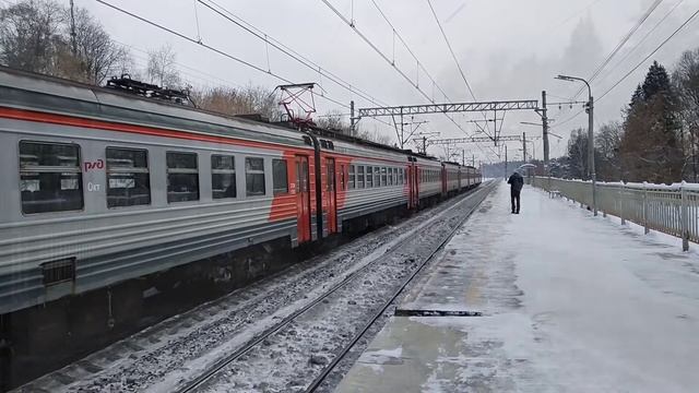 Электропоезд ЭТ2М - 115 на платформе Берёзки Дачные