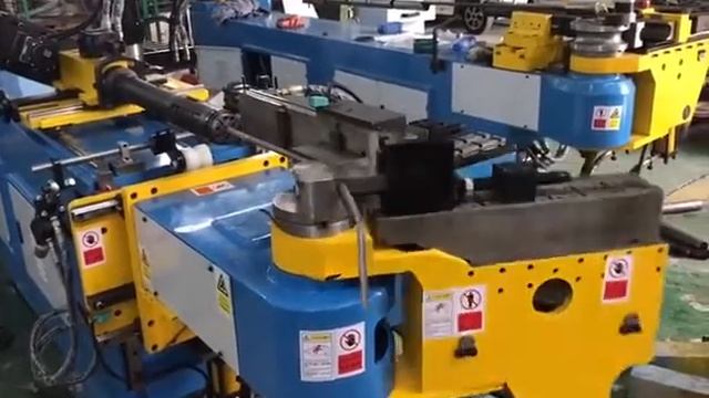 Pipe bending machine