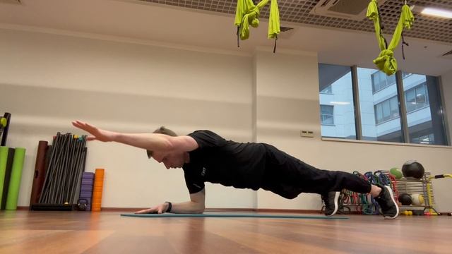 Планка с дотягиванием рукой вперёд (Plank reach out)