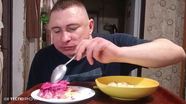 мукбанг/обжор/сырный суп,селёдка под шубой/