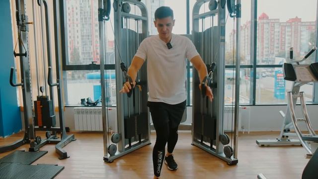 Сведение рук в кроссовере с верхних блоков в фитнес клубе Super Gym