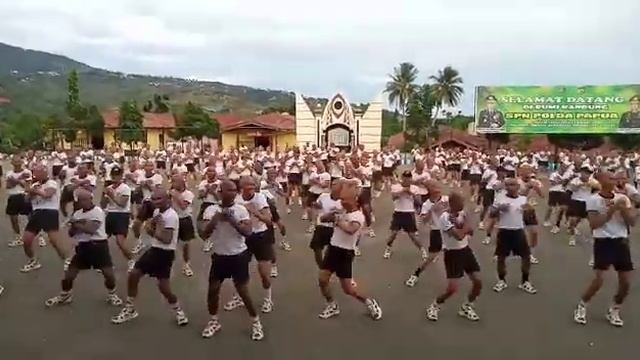 Sehabis lari pagii dilanjutkan dengan joget dulu.resimen 44 Polda papua