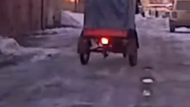 Троллик валит боком.3gp