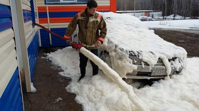 Чувак моет машину пенообразователем. Смотреть до конца, жэсть