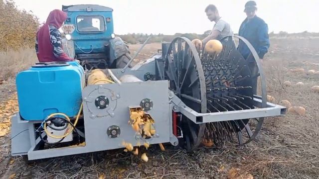 Комбайн гарбузовий, дві труби сепарації по 2 метри, діаметром 310 мм..