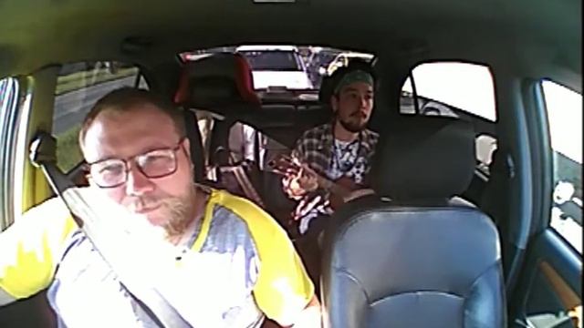 Весёлый пассажир в такси. Екатеринбургский музыкант, играет музыку в такси. Поднял настроение......