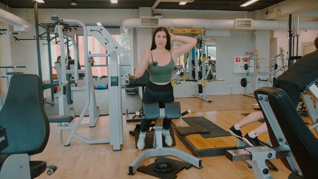 Гиперэкстензия поясничных мышц спины в фитнес клубе Super Gym