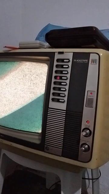 televisão antiga Toshiba com controle remoto