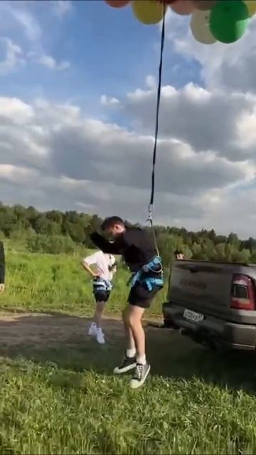 КОРЕШ УЛЕТЕЛ НА ВОЗДУШНЫХ ШАРАХ?! #хазяева #shorts