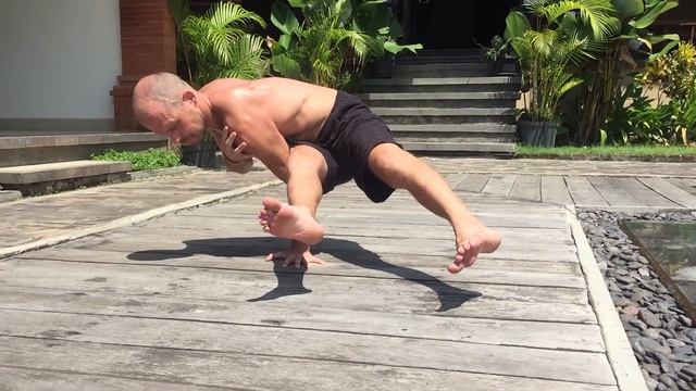 EkaHasta ParsvaKakasana. @kostrikin_yoga  йога, балансы на одной руке