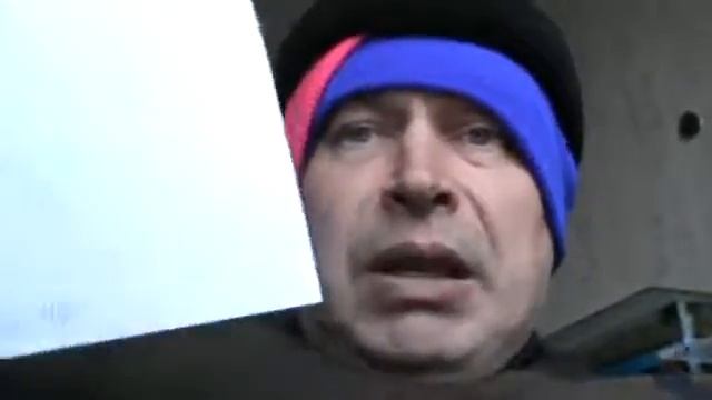 Я показываю свою фотографию 1994 года, я в шапке