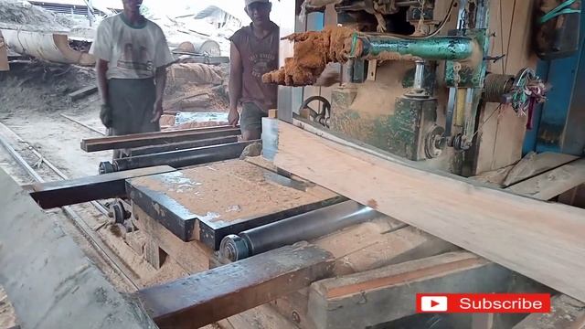 Kayu besar .dan keras di gergaji dengan mesin bansaw 42 (woodworking)