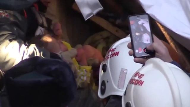 Спасатели достали ребенка из под завалов в Магнитогорске