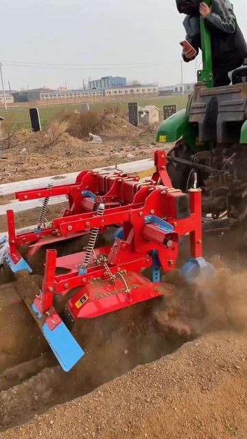 Potato soil loading machine equipped with a soil scraper the amount of soil can be adjusted😱