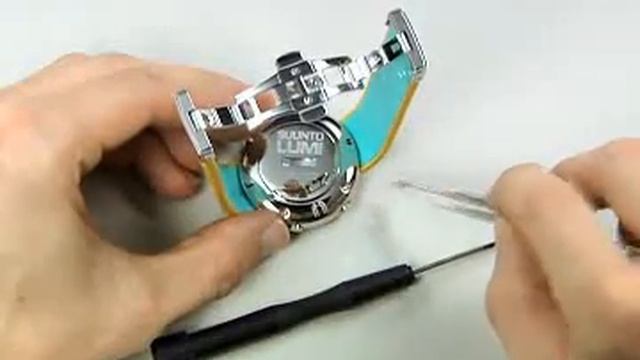 Suunto Lumi - How to attach the strap