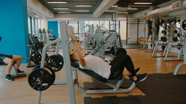 Жим штанги на наклонной скамье в фитнес клубе Super Gym