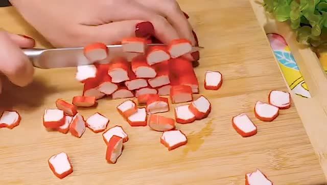 Салат "бархатный" из крабовых палочек. Экономный простой салатик